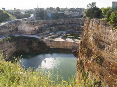 ...una conca d�acqua di colore turchese scuro si staglia al centro di un �canyon� di pietra calcarea